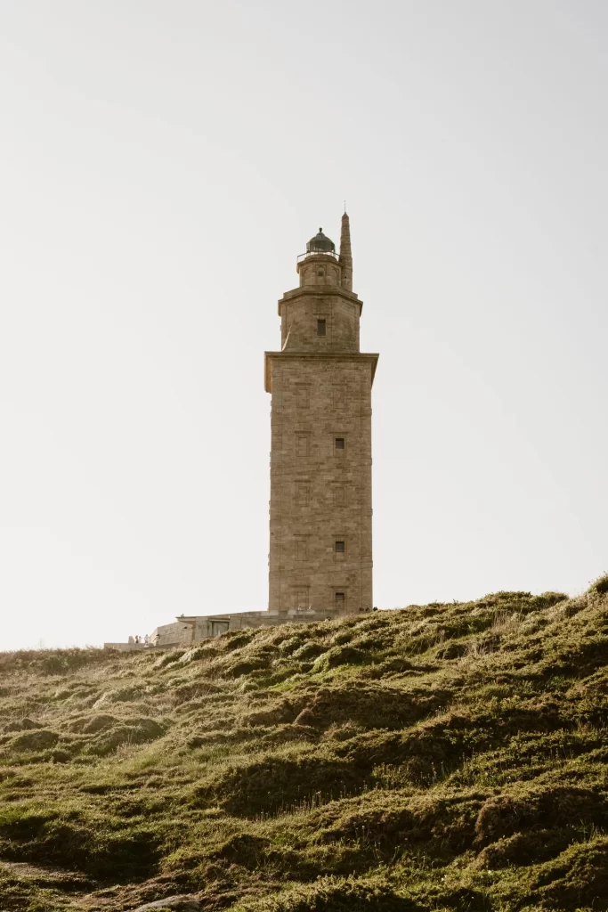 Torre de Hércules sobre una colina de hierba en A Coruña