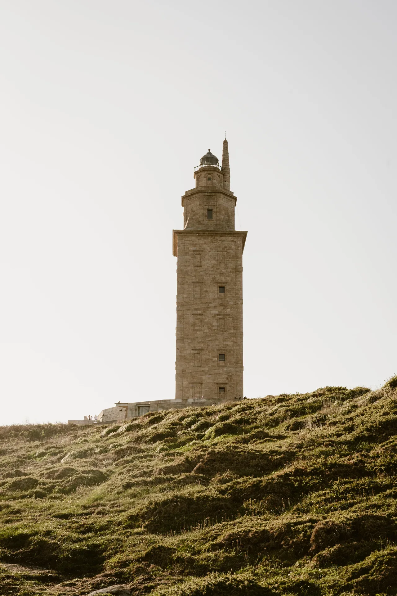 Torre de Hércules sobre una colina de hierba en A Coruña