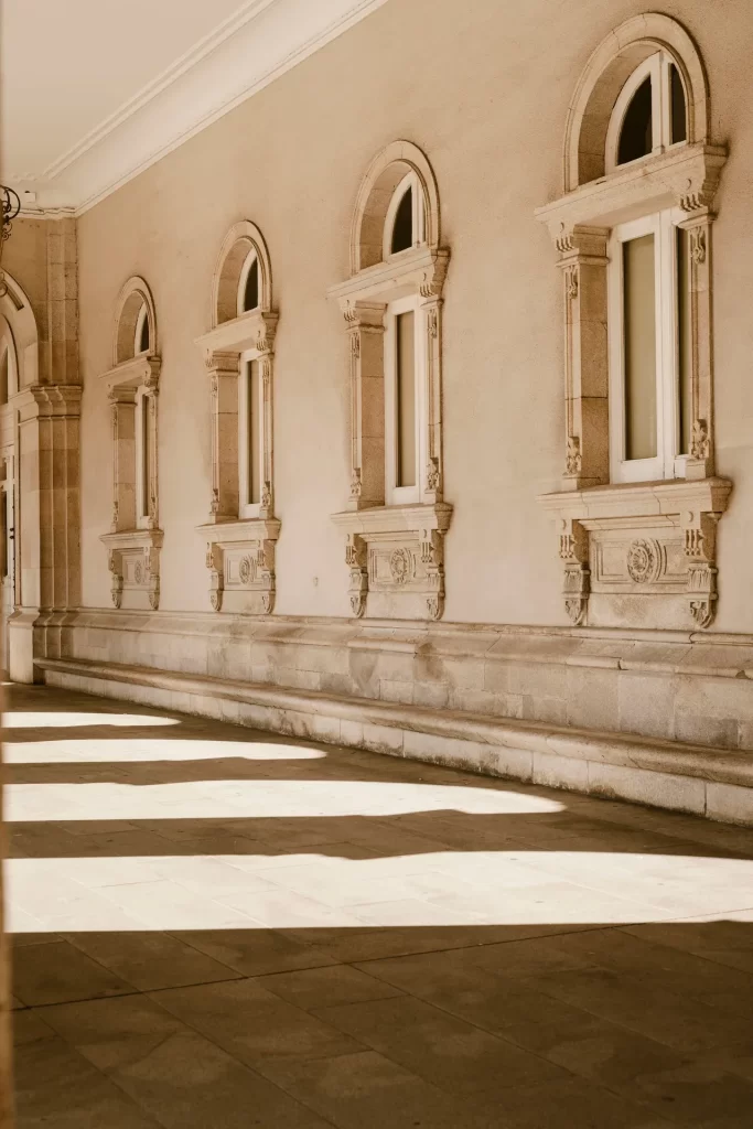 Ventanas de piedra labrada y sombras de arcos en un soportal de A Coruña