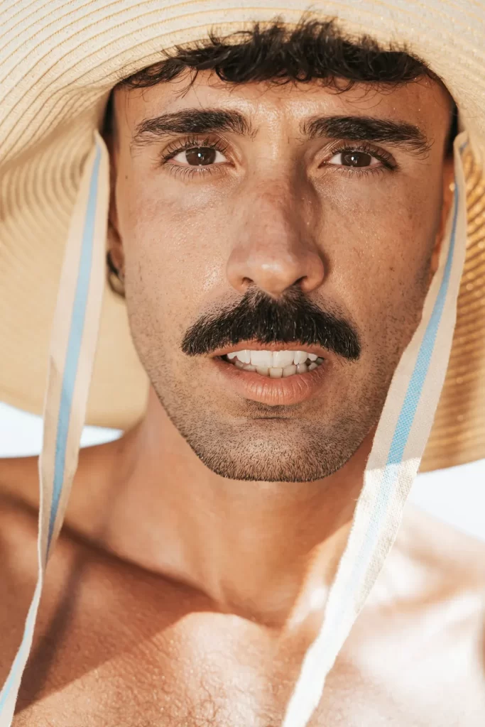 Retrato de un hombre con bigote y sombrero de paja